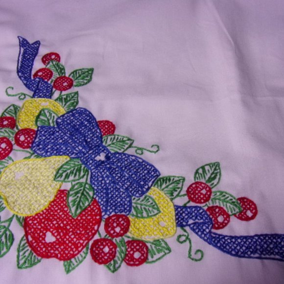 Embroidered Placemats New Set of 4 Fruit Embroidered Placemats Country Farmhouse - Picture 2 of 8